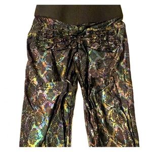 Cute booty lounge snake/oil slick leggings